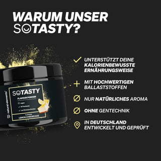 Schwarze Dose mit SoTasty Lemon Cheesecake Aromapulver mit einer Auflistung der Produktvorteile in deutscher Sprache, die natürliche Inhaltsstoffe und kalorienbewusste Unterstützung hervorhebt.