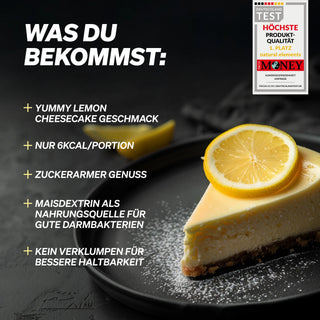 Ein Stück Zitronenkäsekuchen mit einer Zitronenscheibe darauf liegt auf einem schwarzen Teller, daneben ein deutscher Text mit den Produktvorteilen und eine Qualitätsauszeichnungsplakette.