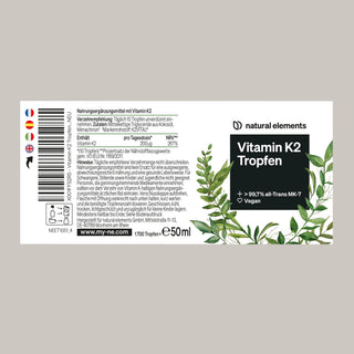 Vitamin K2 Tropfen" Produktetikett mit grünen Blätter-Illustrationen, vegan Icon, 99,7% all-trans MK-7 hervorgehoben.