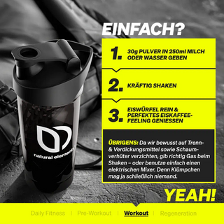 Eine schwarze Shaker-Flasche mit dem Logo „Natural Elements“ steht auf einem Tisch. Ein Text erklärt die Zubereitung eines Shakes mit 30 g Pulver, schütteln und Eis für einen Eiskaffee-Effekt.