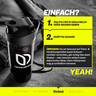 Auf einem grauen Untergrund steht eine schwarze Shaker-Flasche mit dem Logo „Natural Elements“. Daneben befindet sich eine gelbe Anleitung zum Mischen des Pulvers mit Milch oder Wasser und anschließendem guten Schütteln.