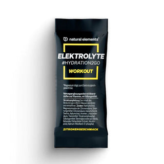 Eine schwarze Verpackung mit der Aufschrift „Elektrolyte Sticks Workout“ von NATURAL ELEMENTS, mit deutschem Text und der Angabe „isotonisch, Zitronengeschmack“ unten.